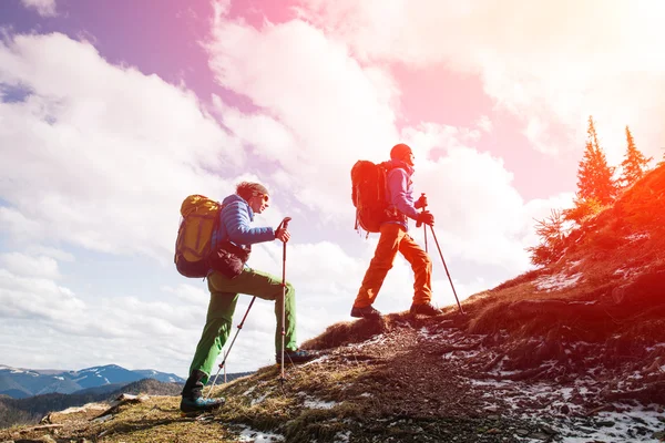 Dos excursionistas en montañas de invierno instalando tienda — Foto de Stock