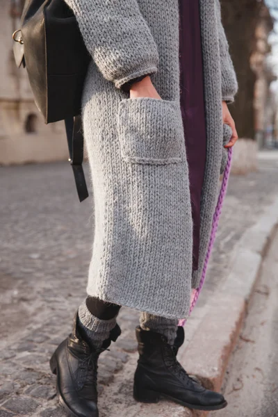 Femme portant tricoté manteau coloré extérieur — Photo