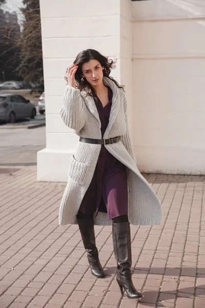 Kvinna som bär stickade färgglada päls utomhus — Stockfoto