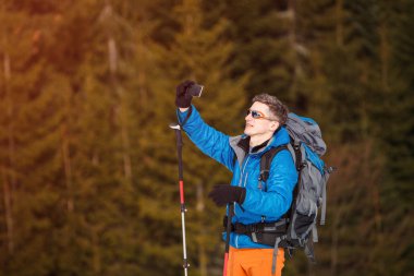 Uzun yürüyüşe çıkan kimse kış dağlarda selfie smartphone yapma