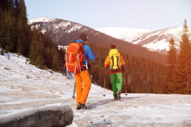 Kış Dağları'nda iki yürüyüşçü