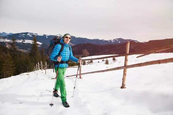 Wanderer in den Winterbergen macht Selfie — Stockfoto