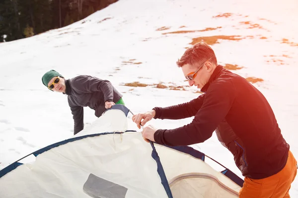 Deux randonneurs dans les montagnes d'hiver installant tente — Photo