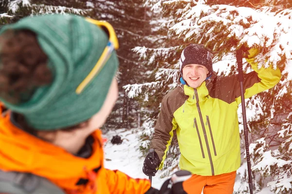 Twee wandelliefhebbers in het winterbos in de bergen — Stockfoto