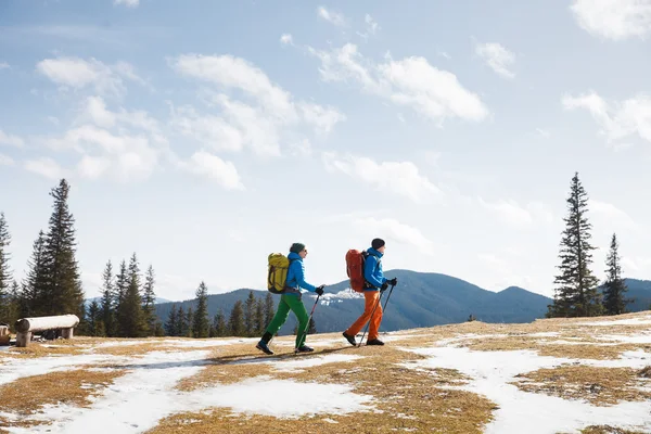 Dwóch pieszych wędrówek w górach zimą — Zdjęcie stockowe