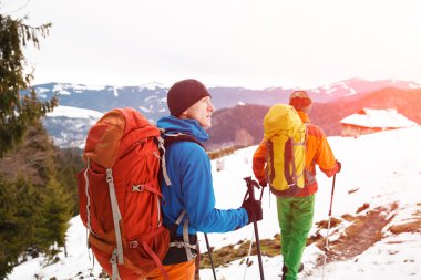 Kış Dağları'nda iki yürüyüşçü