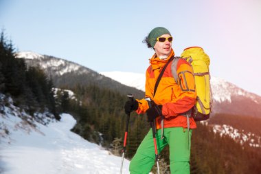 Kış dağlarında yürüyüş yapan