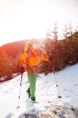 Kış dağlarında yürüyüş yapan