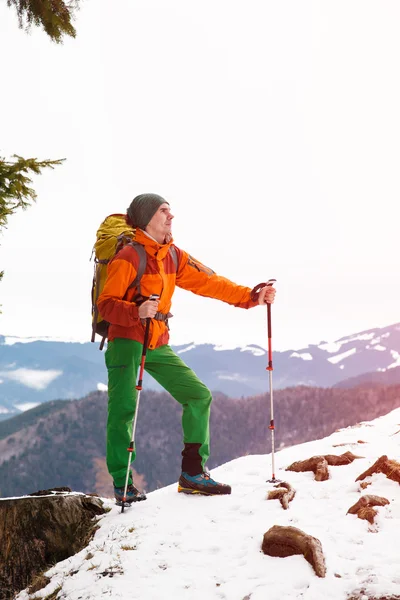 Excursionista en las montañas de invierno — Foto de Stock