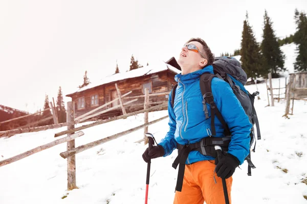 Escursionista in montagna invernale — Foto Stock