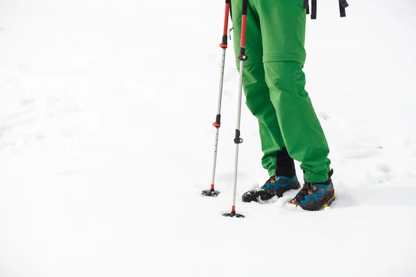 Botte de randonnée en gros plan sur neige de montagne — Photo