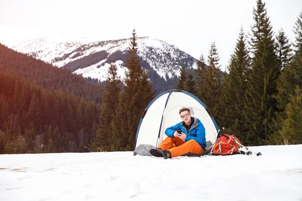 Escursionista in tenda sul fianco della montagna . — Foto Stock