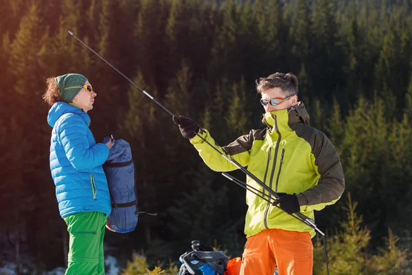 Deux randonneurs dans les montagnes d'hiver installant tente . — Photo