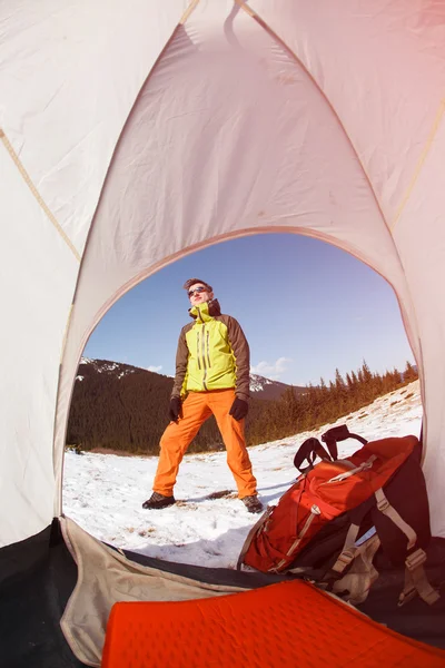 Escursionista in montagna invernale. — Foto Stock