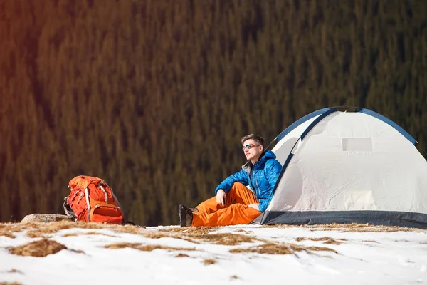 Escursionista in tenda sul fianco della montagna . — Foto Stock