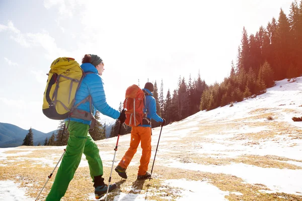 Twee wandelaars in de bergen winter — Stockfoto