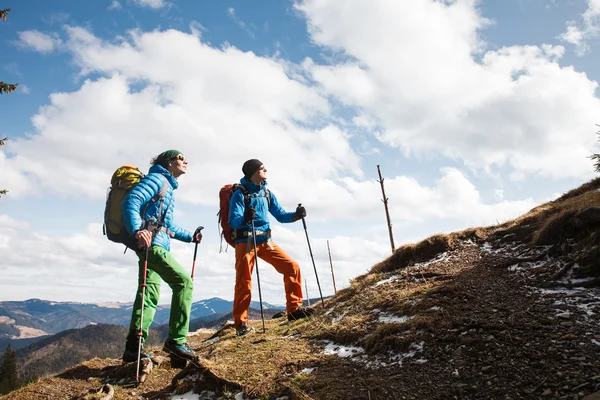 Dos excursionistas en montañas de invierno instalando tienda — Foto de Stock