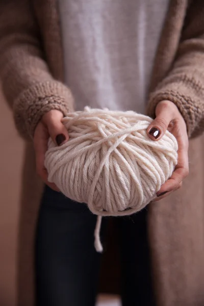 Gros plan de griffe de fil avec aiguilles à tricoter dans les mains des femmes — Photo