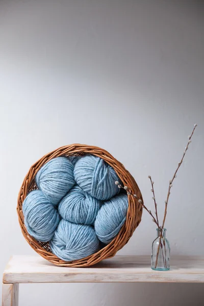 Primer plano de la cesta con pinceladas de hilo de colores —  Fotos de Stock