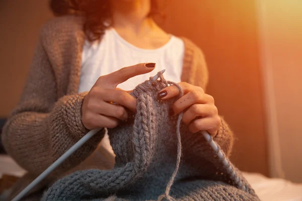 Primo piano del lavoro a maglia delle mani — Foto Stock