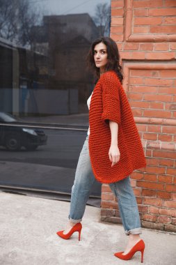 Örme renkli ceket açık giyen kadın