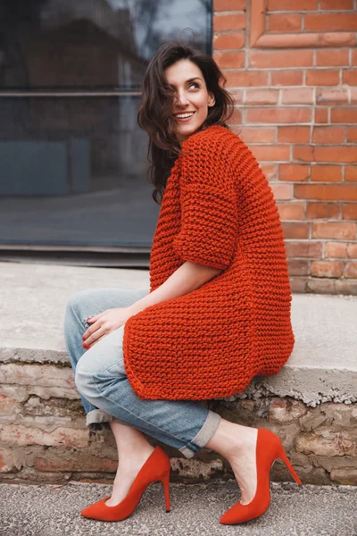 Žena nosí pletené barevný nátěr venkovní — Stock fotografie