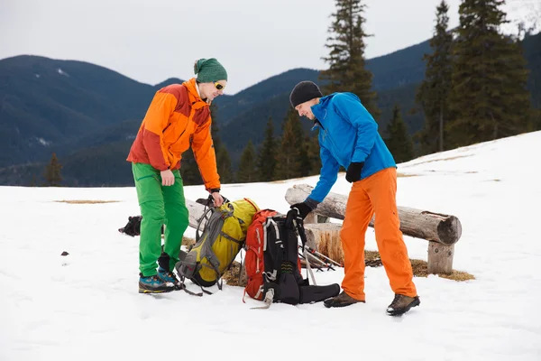 Dwóch pieszych wędrówek w górach zimą — Zdjęcie stockowe