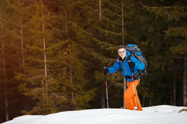 Escursionista in montagna invernale — Foto Stock