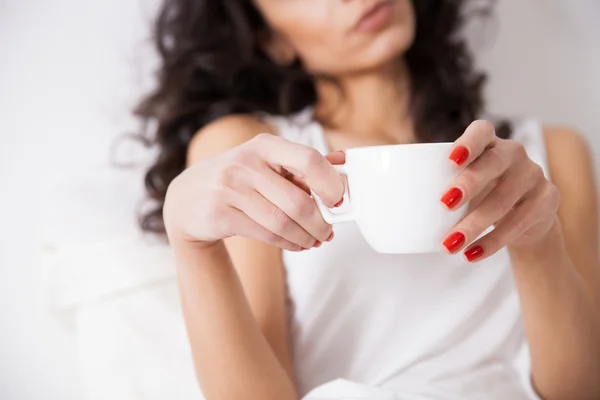 Nahaufnahme von Frauenhänden mit einer Tasse Kaffee — Stockfoto