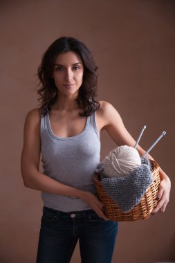 Sepet witn iplik clew ve örgü iğneleri kadın elinde