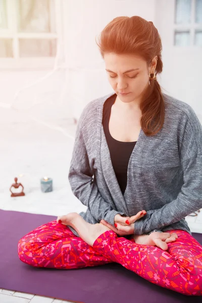 Mulher tendo meditação de ioga — Fotografia de Stock