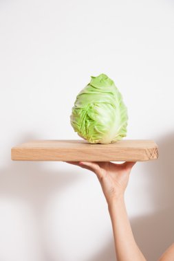 Kesme tahtası kadın elleri ile taze lahana