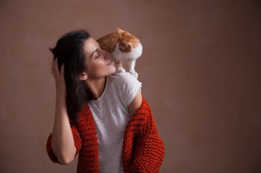 Kadının omzuna küçük kedi yavrusu