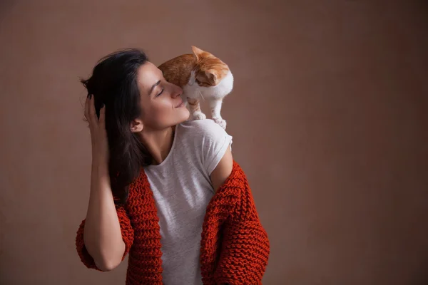 여자 어깨에 작은 고양이 — 스톡 사진