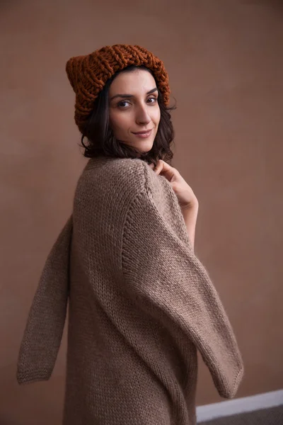 Šťastná žena v pletený svetr a klobouk — Stock fotografie