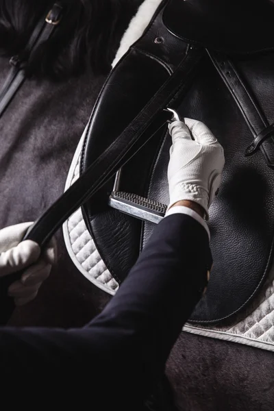 Jockey prepearing cavalo para o passeio — Fotografia de Stock