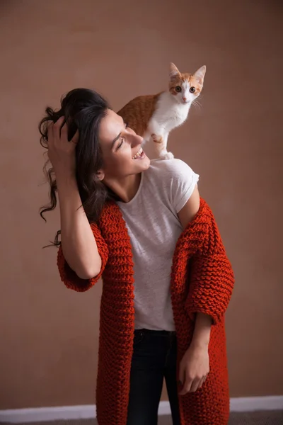 Pequeno gatinho no ombro da mulher — Fotografia de Stock