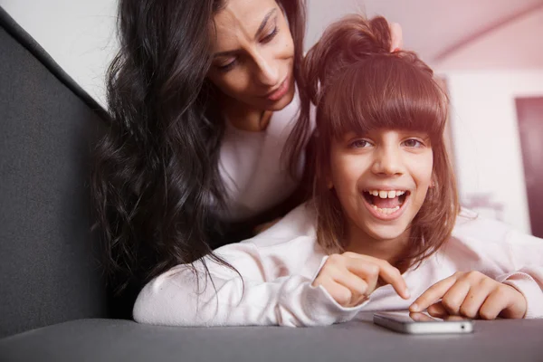 Madre e hija mirando el teléfono inteligente —  Fotos de Stock