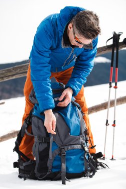 Kış dağlarında yürüyüş yapan