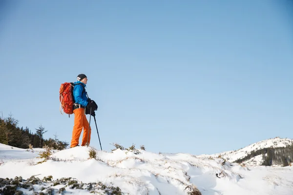 Турист в зимних горах на краю скалы — стоковое фото