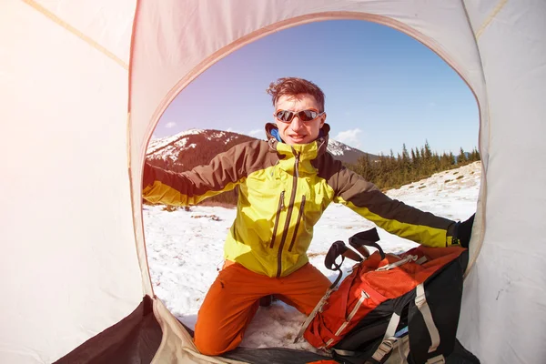 Excursionista en las montañas de invierno. — Foto de Stock