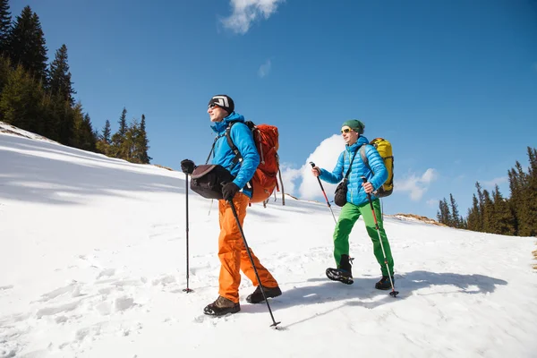 Due escursionisti nelle montagne invernali — Foto Stock
