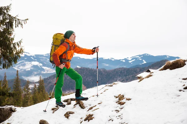 겨울 산을 등반하는 사람 — 스톡 사진