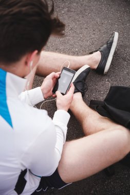 Tanınmayan erkek atlet ile smartphone