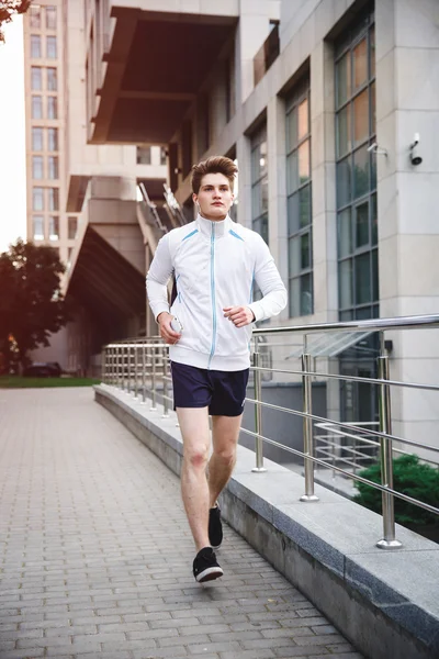 Atleta masculino corriendo en el centro — Foto de Stock