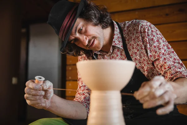 Potter mestre criando nova tigela de cerâmica — Fotografia de Stock