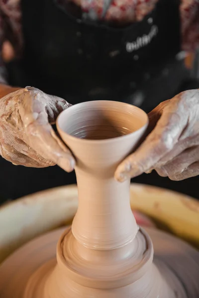 Potter maestro creando nueva jarra de cerámica — Foto de Stock