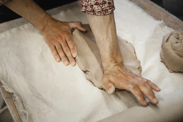 Potter maestro machacando la arcilla — Foto de Stock