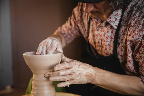 Potter master creating new ceramic bowl — Stock Photo, Image