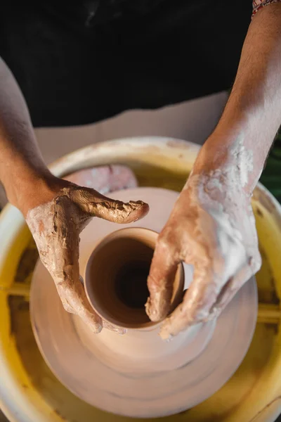 Master Potter, tworzenie nowych dzbanek ceramiczny — Zdjęcie stockowe